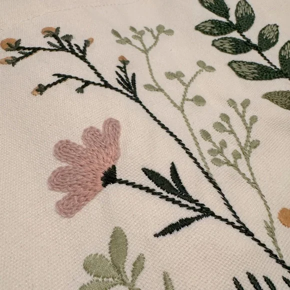 NWT Floral Greenery Embroidered Ivory Cream Tote Bag - Picture 3 of 4